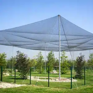 Rete voliera maglia 40x40 mm in polietilene nero installata su struttura esterna per protezione animali