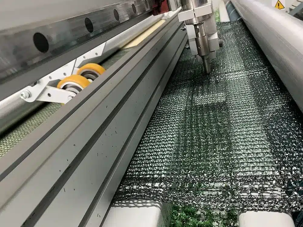 Lavorazione reti su misura MondoReti con taglio professionale su macchinari industriali