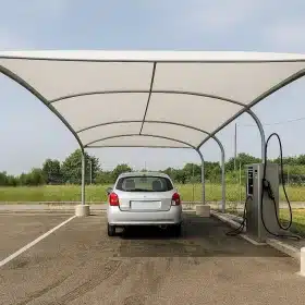 Telo ombreggiante bianco installato in autolavaggio per copertura auto