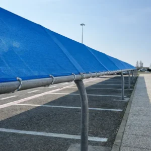 Telo ombreggiante blu installato su struttura per copertura parcheggi, posti auto e autolavaggi