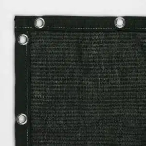 Telo ombreggiante verde con bordo rinforzato cucito e occhielli in metallo per fissaggio resistente su recinzione, pergola, balconi, terrazzo.