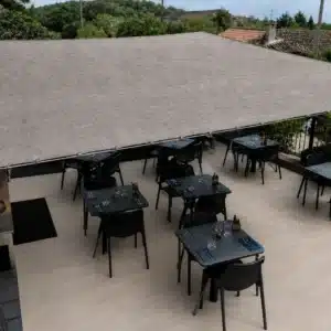 Telo ombreggiante grigio antracite con occhielli installato su terrazzo per ombra 90% e protezione sole