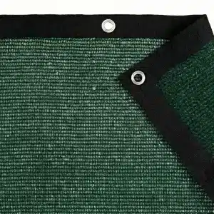 Telo ombreggiante verde con bordatura nera e occhielli, ideale per serre, orti, recinzioni, coperture agricole e schermature antivento