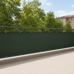 Telo ombreggiante verde scuro con occhielli installato su ringhiera balcone.