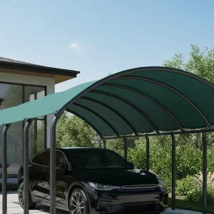 Telo ombreggiante verde per copertura auto su struttura in giardino