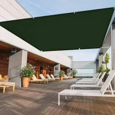 Vela ombreggiante verde su terrazza moderna con lettini e pavimento in legno