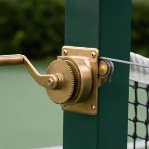 Dettaglio arganello tendicavo montato su palo quadro della rete tennis