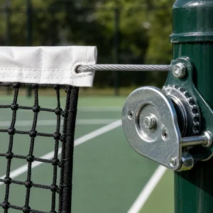 Dettaglio cavo zincato teso nella fascia superiore della rete tennis