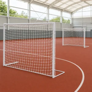 Coppia di reti bianche quadrate con nodo installate su due porte da calcetto in un campo coperto