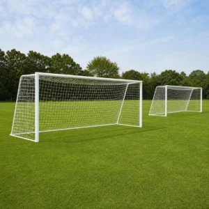 Coppia di reti calcio Basic bianche montate su porte regolamentari