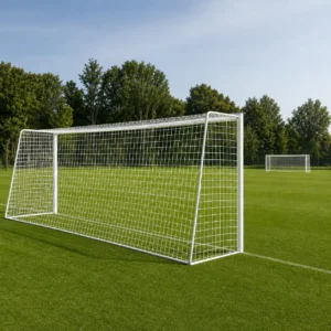 Coppia di reti bianche senza nodo installate su porte da calcio regolamentari