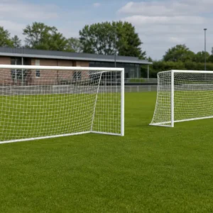 Due reti per porte da calcio ridotte 630 x 230 cm montate sul campo