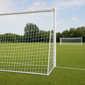 Coppia di reti bianche World Cup installate su porte da calcio regolamentari