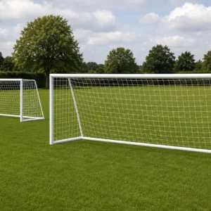 Coppia di reti per porte da calcio ridotte installate su campo verde