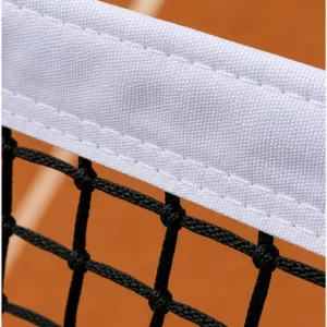 Dettaglio fascia bianca cucita alla maglia della rete tennis