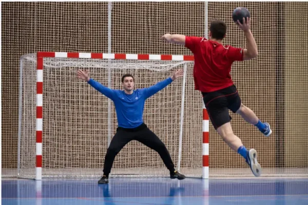 Tiro in porta durante una partita di pallamano indoor.