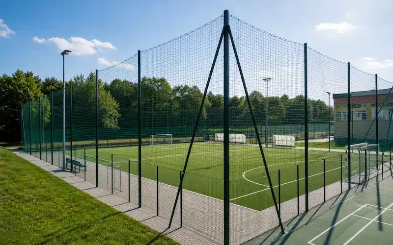 Reti sportive e recinzioni di protezione per campi da gioco