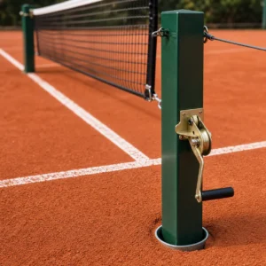 Dettaglio arganello tendicavo e bussola interrata del palo quadro tennis