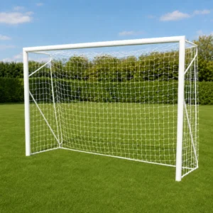 Porta da calcio ridotta 4 x 2 m con rete su campo sportivo
