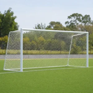Rete bianca esagonale senza nodo installata su una porta da calcio ridotta 4 x 2 m