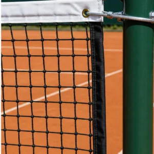 Dettaglio rete tennis singolo con fascia bianca e cavo in acciaio