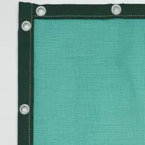 Telo frangivista verde chiaro con bordatura rinforzata e occhielli, ideale per coperture, recinzioni e agricoltura
