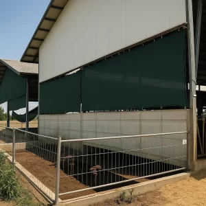 Telo ombreggiante verde installato su stalla agricola con pareti in cemento